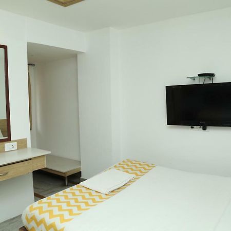 Maple Tree Hotel Chennai Exterior photo